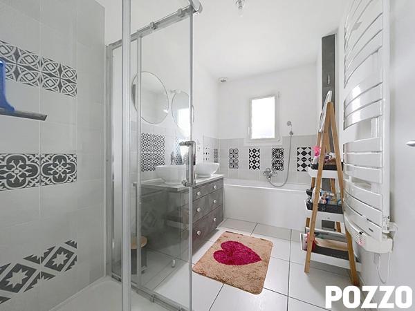 À VENDRE MAISON FAMILIALE RÉCENTE AVEC 5 CHAMBRES ET JARDIN A MOYON Villages LE MESNIL OPAC