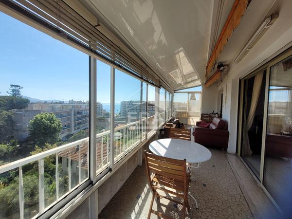 Nice Ouest  Dernier étage F4  92m2 terrasse circulaire avec aperçu mer,  un garage