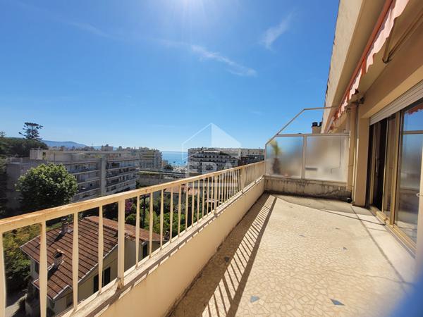 Nice Ouest  Dernier étage F4  92m2 terrasse circulaire avec aperçu mer,  un garage
