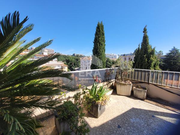 Nice Ouest  Dernier étage F4  92m2 terrasse circulaire avec aperçu mer,  un garage