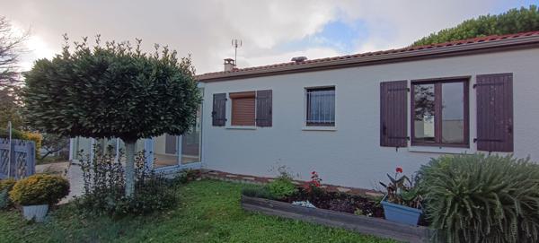 Maison Port Des Barques proche de la mer .