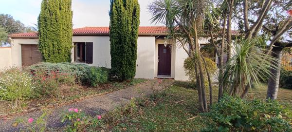 Maison Port Des Barques proche de la mer .