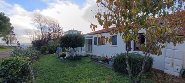 Maison Port Des Barques proche de la mer .