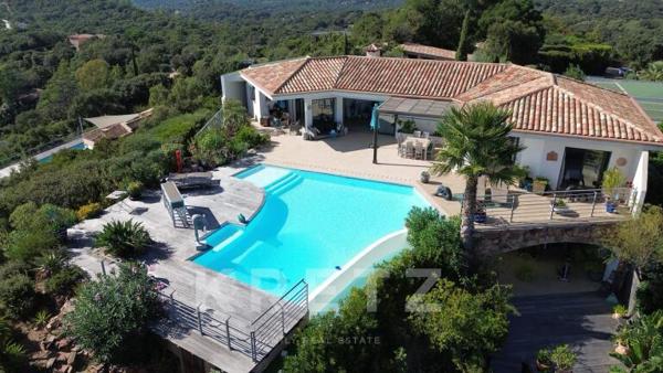 Maison d'architecte surplombant la mer et la baie de la Sardaigne à Pinarello