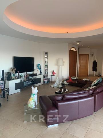 Maison d'architecte surplombant la mer et la baie de la Sardaigne à Pinarello