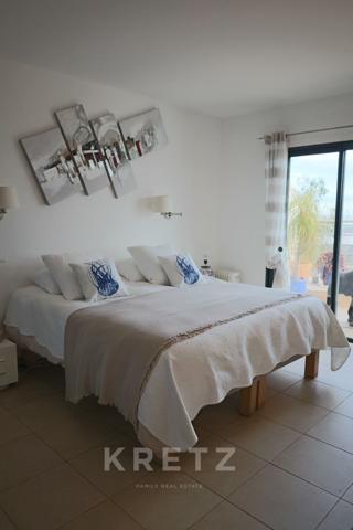 Maison d'architecte surplombant la mer et la baie de la Sardaigne à Pinarello