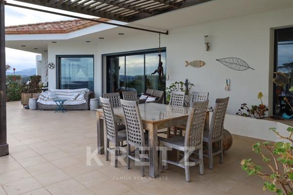 Maison d'architecte surplombant la mer et la baie de la Sardaigne à Pinarello