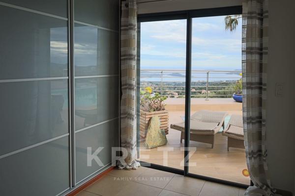 Maison d'architecte surplombant la mer et la baie de la Sardaigne à Pinarello