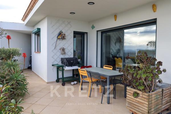 Maison d'architecte surplombant la mer et la baie de la Sardaigne à Pinarello