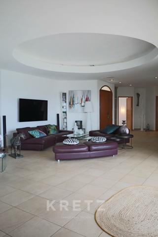 Maison d'architecte surplombant la mer et la baie de la Sardaigne à Pinarello