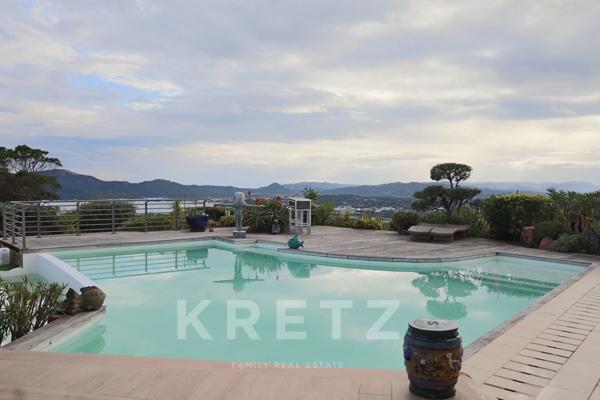 Maison d'architecte surplombant la mer et la baie de la Sardaigne à Pinarello