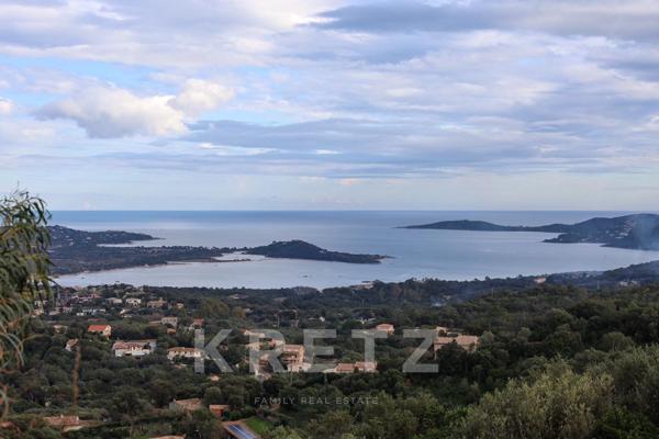 Maison d'architecte surplombant la mer et la baie de la Sardaigne à Pinarello