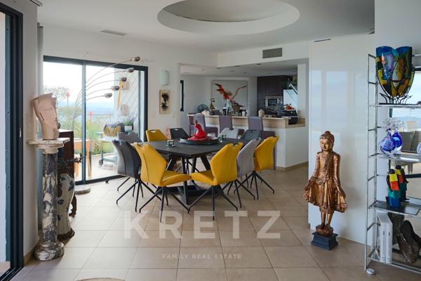 Maison d'architecte surplombant la mer et la baie de la Sardaigne à Pinarello