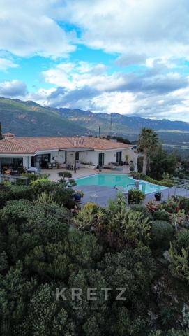 Maison d'architecte surplombant la mer et la baie de la Sardaigne à Pinarello