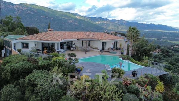 Maison d'architecte surplombant la mer et la baie de la Sardaigne à Pinarello