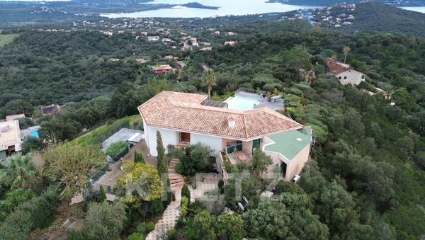 Maison d'architecte surplombant la mer et la baie de la Sardaigne à Pinarello
