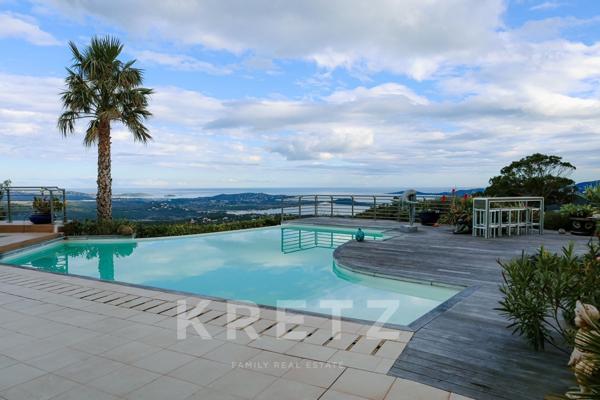 Maison d'architecte surplombant la mer et la baie de la Sardaigne à Pinarello