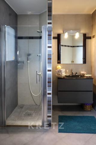 Maison d'architecte surplombant la mer et la baie de la Sardaigne à Pinarello