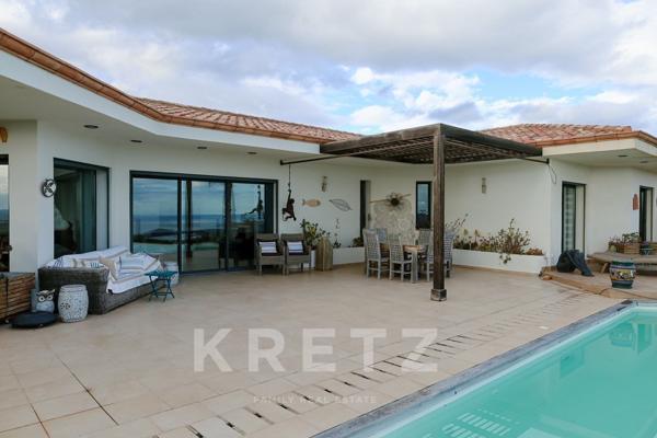 Maison d'architecte surplombant la mer et la baie de la Sardaigne à Pinarello