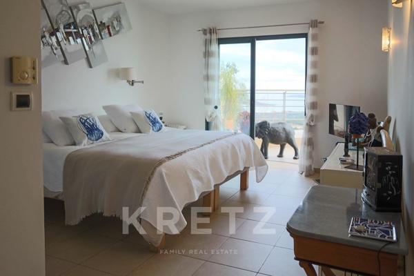 Maison d'architecte surplombant la mer et la baie de la Sardaigne à Pinarello