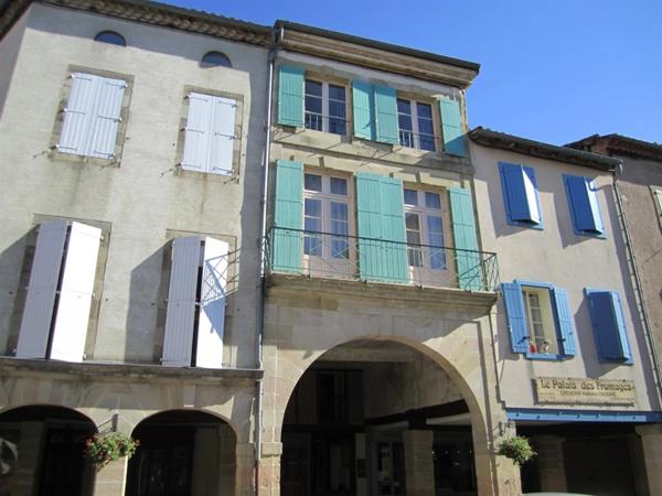 IMPOSANTE MAISON BOURGEOISE RENOVEE PAR ARCHITECTES EN CENTRE VILLE