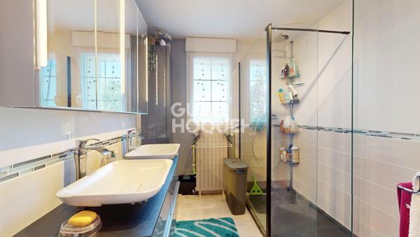 A vendre, Maison d'habitation, à BAYEUX (14400), de 5 pièces principales sur 2 120 m² de terrain.
