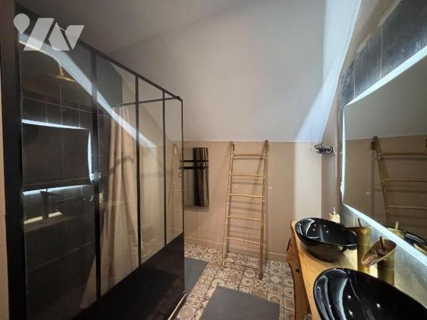 Nouveau mandat, immeuble de rapport situé au pied du château fort de SEDAN comprenant:

- 4 a...