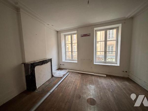 Nouveau mandat, immeuble de rapport situé au pied du château fort de SEDAN comprenant:

- 4 a...