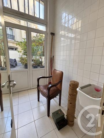 Appartement Atelier D'Artiste à vendre  3 pièces - 56,92 m 2   PARIS  - 75009