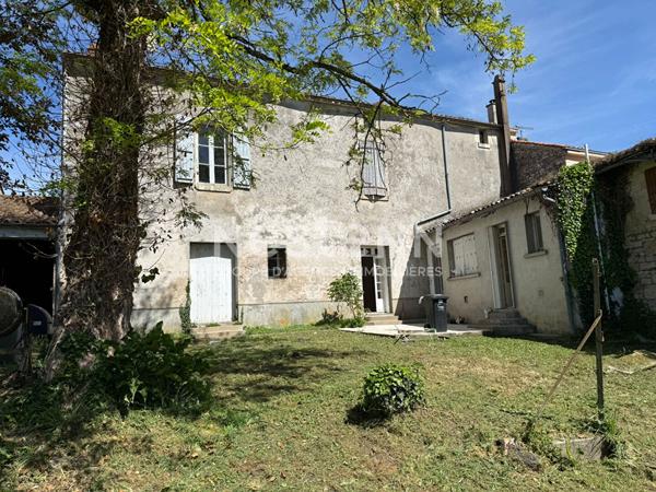 Maison en pierre à rénover ,170 m², 4 chambres, beaux volumes.