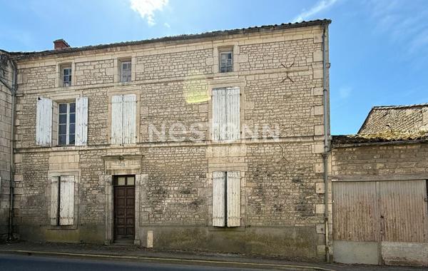 Maison en pierre à rénover ,170 m², 4 chambres, beaux volumes.