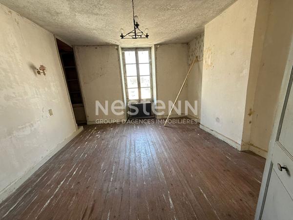 Maison en pierre à rénover ,170 m², 4 chambres, beaux volumes.