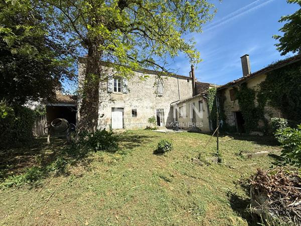 Maison en pierre à rénover ,170 m², 4 chambres, beaux volumes.