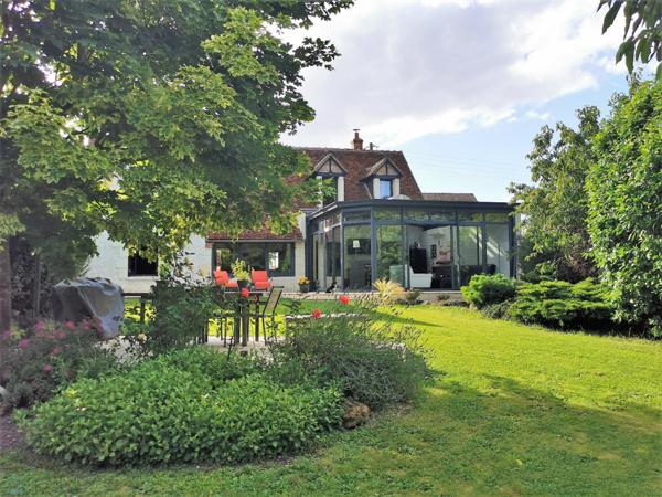 Belle maison traditionnelle sur grand terrain clos, piscine et dépendances.