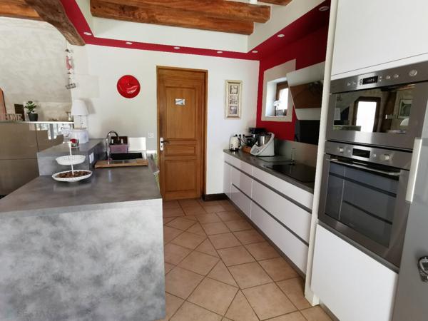 Belle maison traditionnelle sur grand terrain clos, piscine et dépendances.