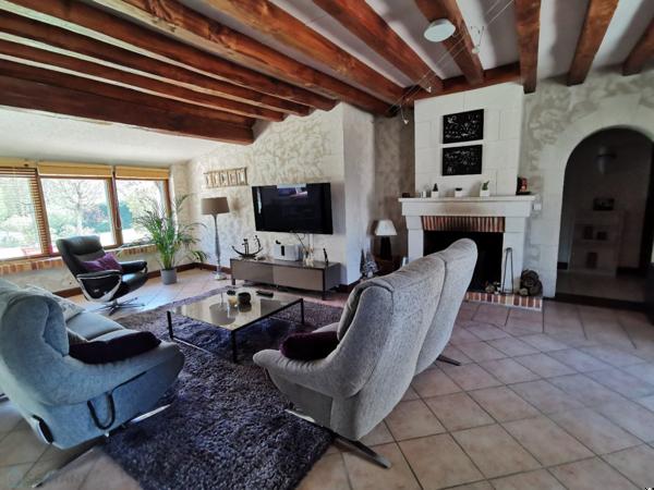 Belle maison traditionnelle sur grand terrain clos, piscine et dépendances.