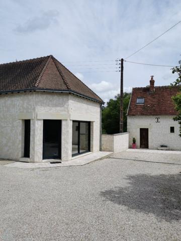 Belle maison traditionnelle sur grand terrain clos, piscine et dépendances.