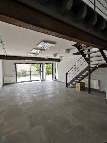 Belle maison traditionnelle sur grand terrain clos, piscine et dépendances.