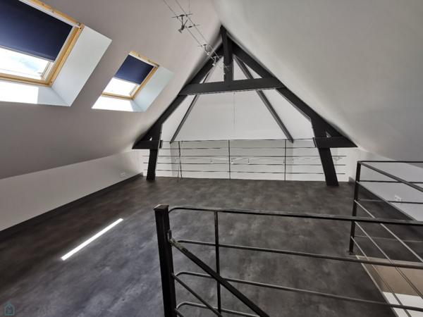 Belle maison traditionnelle sur grand terrain clos, piscine et dépendances.