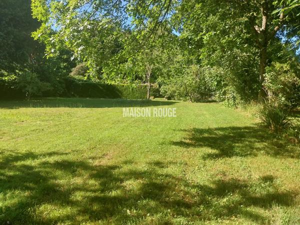 PLOUHA Terrain constructible 1670 m2 arboré et clôturé, 600 mètres commerces et centre ville à pied