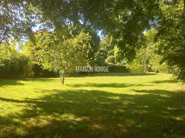 PLOUHA Terrain constructible 1670 m2 arboré et clôturé, 600 mètres commerces et centre ville à pied
