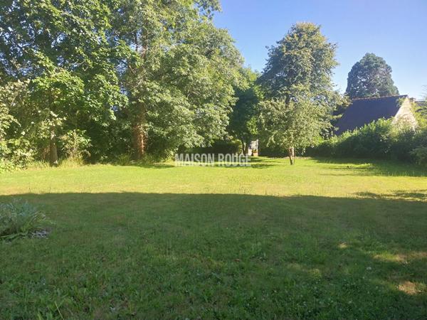 PLOUHA Terrain constructible 1670 m2 arboré et clôturé, 600 mètres commerces et centre ville à pied