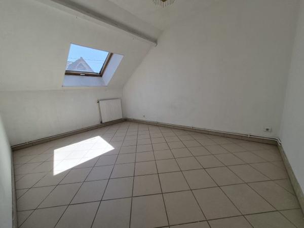 MAISON DIVISEE EN 2 APPARTEMENTS DONT UN LOUE