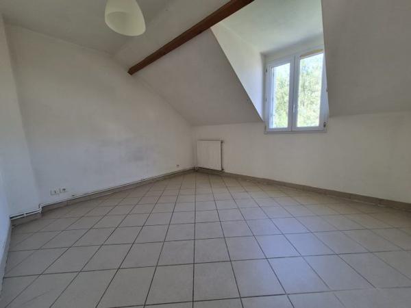 MAISON DIVISEE EN 2 APPARTEMENTS DONT UN LOUE