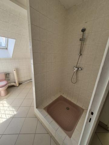MAISON DIVISEE EN 2 APPARTEMENTS DONT UN LOUE