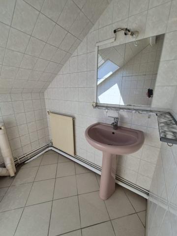 MAISON DIVISEE EN 2 APPARTEMENTS DONT UN LOUE