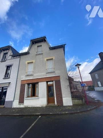 A vendre à Ally (CANTAL), dans le bourg, à proximité de l'ensemble des commerces et services, u...
