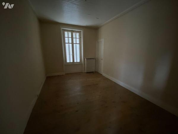 A vendre à Ally (CANTAL), dans le bourg, à proximité de l'ensemble des commerces et services, u...