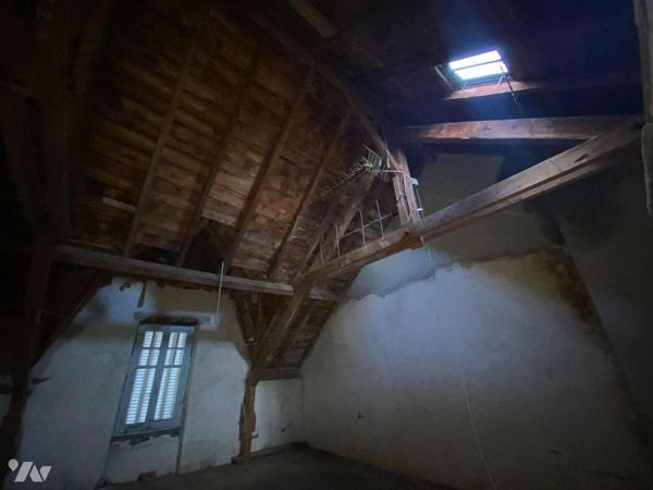 A vendre à Ally (CANTAL), dans le bourg, à proximité de l'ensemble des commerces et services, u...