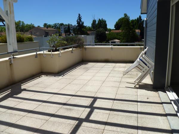 APPARTEMENT T3 AVEC GRANDE TERRASSE ET 2 PARKINGS EN SOUS-SOL